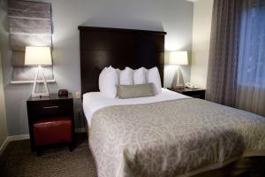圣布鲁诺Sonesta ES Suites San Francisco Airport San Bruno的酒店客房设有一张大床和两盏灯。