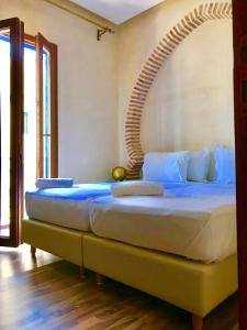 舍夫沙万Torre Hadra的一间卧室配有一张大床,上面有拱门