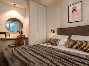 扎金索斯镇Point Ephemere Beachfront Apartments的一间卧室配有一张大床和镜子