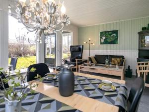 蒂霍尔姆Holiday Home Fyrrevej的客厅配有桌子和吊灯