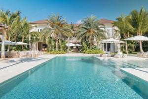 Luxurious fully-staffed villa with amazing view in exclusive golf & beach resort内部或周边的泳池