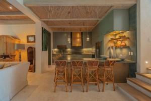 蓬塔卡纳One-of-a-kind villa with open spaces and amazing views in luxury beach resort的厨房配有桌子和一些椅子