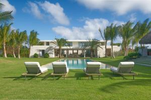 蓬塔卡纳Unique golf front villa with modern design in exclusive beach resort的相册照片