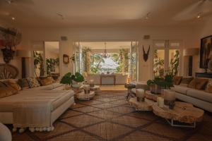蓬塔卡纳Unique lake-front 10-bedroom mansion in most luxurious resort of the caribbean的带沙发和桌子的大型客厅