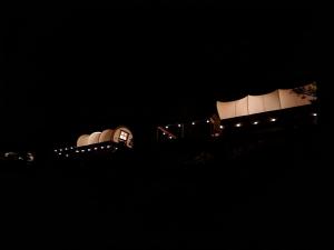 HildaleZion View Camping的黑暗中建筑物的夜景