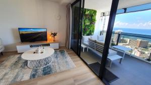 黄金海岸Luxury Oceanview Apartment on Lvl 24的海景客厅