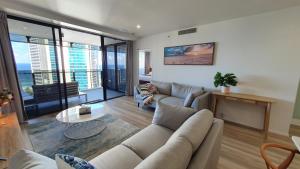 黄金海岸Luxury Oceanview Apartment on Lvl 24的客厅配有沙发和桌子