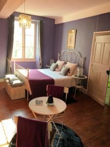 卡斯特尔杜门德拉薇巴里耶住宿加早餐旅馆的一间卧室配有一张床、一张桌子和一个窗户。
