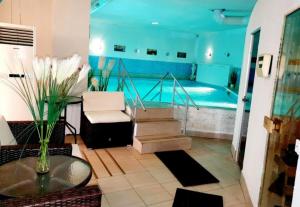 班基雅Hotel Dalia - Bankya的客房设有带桌椅的游泳池。