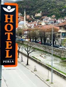 普里兹伦Hotel Perla的街道旁酒店标志