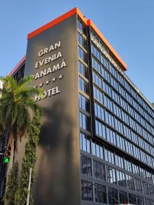 巴拿马城Gran Evenia Panamá Hotel的建筑的侧面有标志