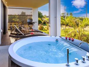 UechiGrace Villa Miyakojima - Vacation STAY 60494v的房屋庭院的按摩浴缸