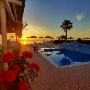 伊斯基亚奥巴特瑞酒店的红花游泳池的日落