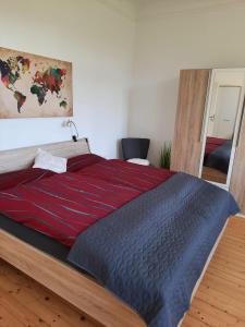 贝尔恩卡斯特尔-库斯Ferienwohnung Gartenblick的一间卧室配有一张带红色毯子的大床