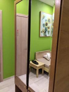 罗希姆诺Anastasios Luxury Apartment Sea View的绿色客房 - 带床和镜子