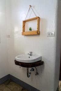 莫阿尔博阿MOMO Hostel的浴室设有水槽和墙上的镜子