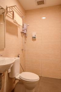 八打灵再也GM Metro at Sunway的浴室配有卫生间、盥洗盆和淋浴。