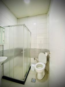 普里兹伦Hotel Perla的一间带卫生间和玻璃淋浴间的浴室