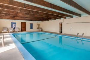 安大略Rodeway Inn & Suites的大楼内一个蓝色的大型游泳池