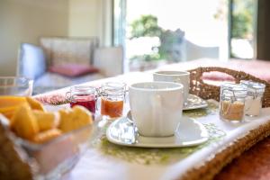 Vagli艾克加西亚Spa乡村民宿的一张桌子,上面放着一个食物和杯子