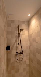 NieuwkoopThe Lake Inn的浴室内配有淋浴和头顶淋浴