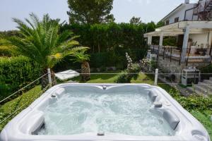卡萨诺德莱穆尔杰In Villa Cielo的房屋的庭院里设有一个按摩浴缸