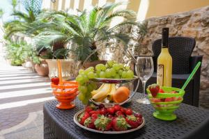 梅伦杜尼奥Guesthouse da Filiberto的一张桌子,上面放着一束水果和一瓶葡萄酒