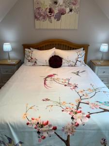 威廉堡River cottage的一间卧室,床上放着鲜花