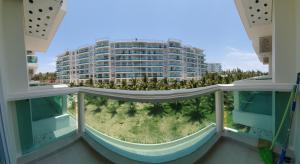 伊缇天福Khu nghỉ dưỡng Oceanvista的阳台享有大型建筑的景致。