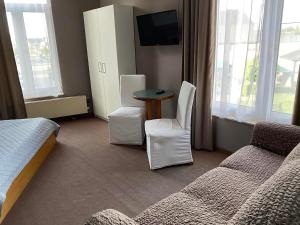 哈蒙特胡盖斯酒店的酒店客房带一张床、一张桌子和椅子