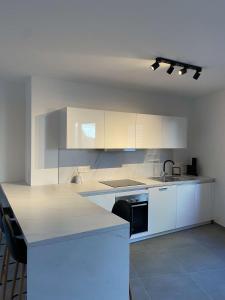 斯帕New appartement centre de Spa avec parking privé的厨房配有白色橱柜和台面