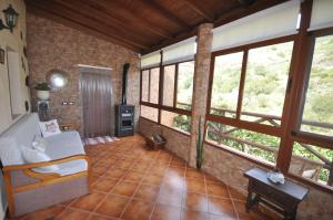摩亚Casa Rural Casa Manuel的客厅设有大窗户和沙发