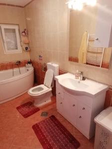 波弗加纳Tea的浴室配有卫生间、盥洗盆和浴缸。