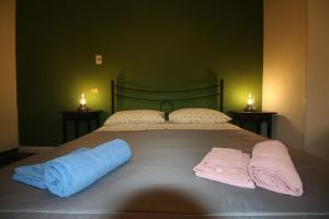 雷焦卡拉布里亚Casa di Luce LightHouse的一间卧室配有一张床,上面有两条毛巾