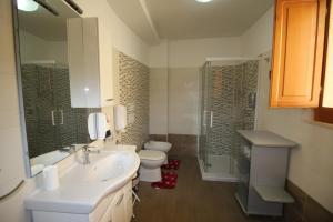 雷焦卡拉布里亚Casa di Luce LightHouse的一间带水槽、卫生间和淋浴的浴室