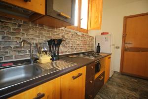 雷焦卡拉布里亚Casa di Luce LightHouse的厨房设有水槽和砖墙