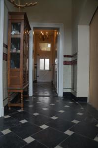 BlitterswijckB&B de Blauwververij的走廊上设有黑白格子地板