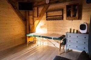 BoismorandCharmante Cabane dans les arbres avec jacuzzi et sauna的相册照片