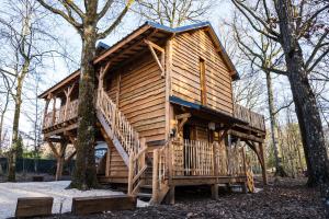 BoismorandCharmante Cabane dans les arbres avec jacuzzi et sauna的相册照片