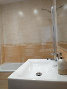 拉戈斯Casa Luna的浴室配有白色水槽和淋浴。