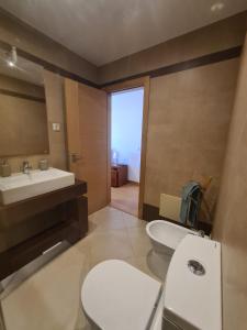 拉戈斯Casa Luna的浴室配有白色卫生间和盥洗盆。