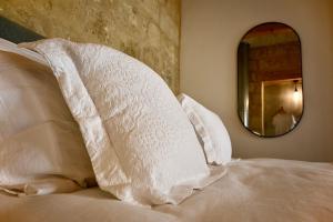 科斯皮夸NUMRU 27 Expertly restored small house of character的一张带白色枕头和镜子的床
