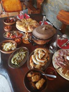 Jalovik IzvorStara Planina Vila Vesela kuca的一张桌子上面有很多不同类型的食物