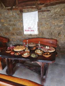 Jalovik IzvorStara Planina Vila Vesela kuca的一张桌子上放着一大堆食物