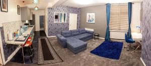 伯明翰Cosy Luxury Suite Jewellery Quarter - Birmingham的客厅配有蓝色的沙发和桌子
