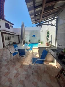 卡波布里奥POUSADA BEIRUTE的一个带桌椅的庭院和一个游泳池