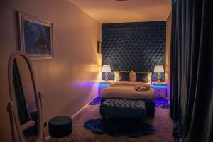 伯明翰Cosy Luxury Suite Jewellery Quarter - Birmingham的一间卧室配有一张蓝色的大床