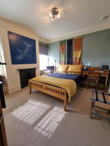 纽伯里Alma House Bed and Breakfast的一间卧室设有一张大床和一个壁炉