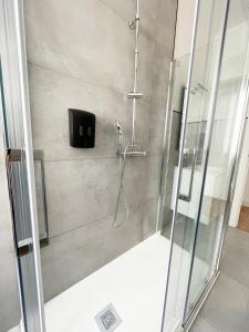 圣地亚哥－德孔波斯特拉Apartamento San Isidoro的带淋浴的浴室,带玻璃门