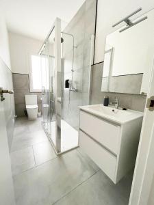 圣地亚哥－德孔波斯特拉Apartamento San Isidoro的白色的浴室设有水槽和淋浴。